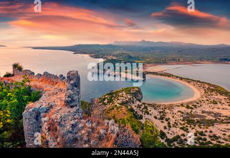 Azurblauer Sommerblick auf Voidokilia Beach vom alten Navarino Castle. Sonnenuntergang aus der Luft auf dem Ionischen Meer. Wundervolle Abendszene auf der Halbinsel Peloponnes, Griechenland, Stockfoto