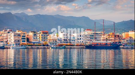 Sonniges Morgenstadtbild des Hafens von Kalamata mit altem Schiff. Herrliche Sommerlandschaft des Ionischen Meeres. Malerische Außenszene der Peloponnes Peninsul Stockfoto