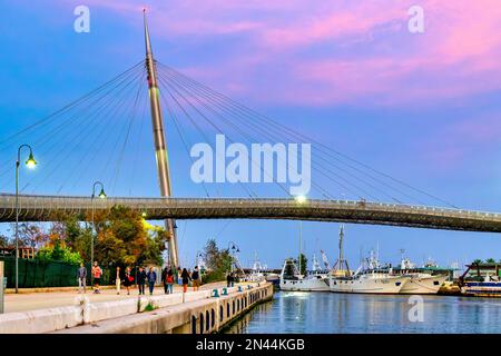 Blick auf die Ponte del Mare bei Sonnenuntergang, Pescara, Italien Stockfoto