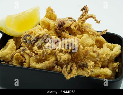 Ration gebratener Calamari, typisch für eine spanische Tapas-Bar Stockfoto