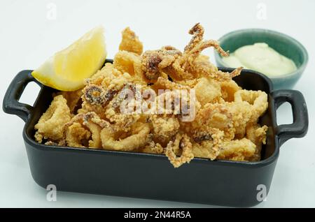 Ration gebratener Calamari, typisch für eine spanische Tapas-Bar Stockfoto