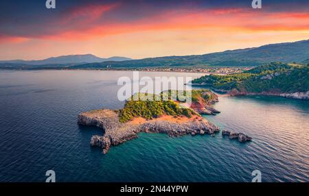 Atemberaubender Sonnenuntergang am Strand von Saint Basil mit Agkali im Hintergrund, Nileas, Griechenland, Europa. Beeindruckende Sommerszene der Insel Euboea. Erstaunlich Stockfoto