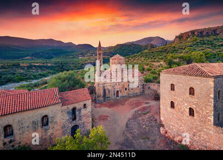 Stunninf Sommerblick auf den Mourtzinos Tower. Wunderbares abendliches Stadtbild der Stadt Kardamyli, Gemeinde Lefktro in der Region Messenia auf Mani Peninsu Stockfoto