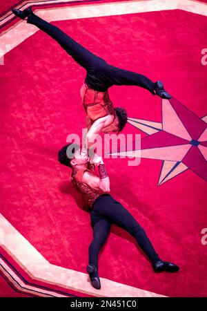 Die Künstler machen sich im Blackpool Tower Circus bereit, bevor sie vor der Eröffnung ihrer Saison 2023 Proben. Der Zirkus ist die älteste permanente Zirkusarena der Welt, die während zweier Weltkriege weiterging und nur während der COVID-19-Abriegelung geschlossen werden musste. Bilddatum: Mittwoch, 8. Februar 2023. Stockfoto