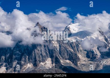 Die Gipfel von Aiguille du Midi und Mont Blanc du Tacul ragen aus den Wolken, von Le Brevent aus gesehen. Stockfoto