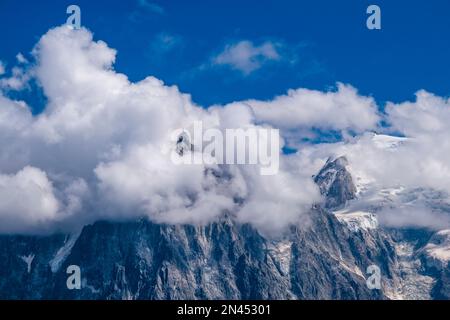 Die Gipfel von Aiguille du Midi und Mont Blanc du Tacul ragen aus den Wolken, von Le Brevent aus gesehen. Stockfoto