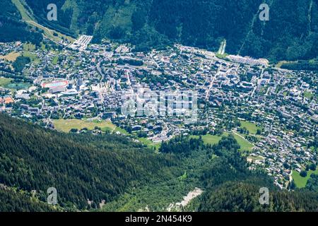 Blick aus der Vogelperspektive auf die Stadt Chamonix, von Le Brevent aus gesehen. Stockfoto