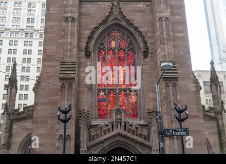 Die Trinity Church Wall Street installierte 2022 ein neues Buntglasfenster, das vom berühmten britischen Buntglaskünstler Thomas Denny geschaffen wurde. Stockfoto