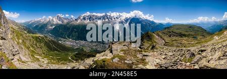 Panoramablick aus der Vogelperspektive auf die Stadt Chamonix und das Massiv Mont Blanc, von Le Brevent aus gesehen. Stockfoto