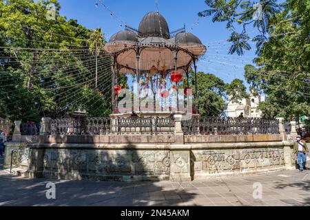 Ein zentraler Pavillon oder ein mit Weihnachtslichtern dekorierter Bandstand am Zocalo Square im historischen Oaxaca, Mexiko. Stockfoto