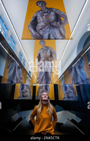 London, Großbritannien. 8. Februar 2023. Donatello: Skulptur der Renaissance in der Sainsbury Gallery im Victoria and Albert Museum. Es ist die erste große Ausstellung in Großbritannien, auf der seine Talente untersucht wurden. Es besteht aus rund 130 Objekten, einschließlich der wichtigsten Werke des Meisters selbst, ausgewählten Werken von Donatellos Zeitgenossen und einer erheblichen Anzahl von Objekten aus den V&A-eigenen Sammlungen - einschließlich der umfangreichsten Bestände an italienischer Renaissance-Skulptur außerhalb Italiens. Kredit: Guy Bell/Alamy Live News Stockfoto