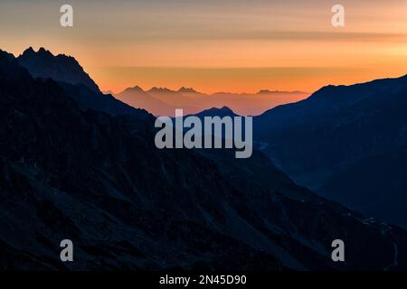 Hohe Alpenlandschaft mit Bergen und Kämmen der Auvergne-Rhône-Alpen, von Le Brevent bei Sonnenaufgang aus gesehen. Stockfoto