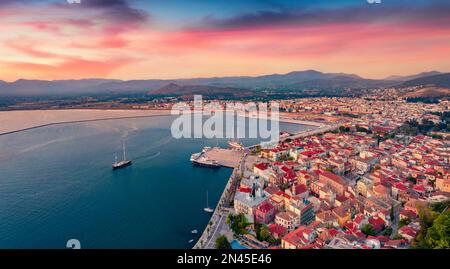 Farbenfroher Sonnenuntergang in Nafplionstadt. Sommerszene auf der Halbinsel Peloponnes, Griechenland, Europa. Herrliche Meereslandschaft des Myrtoischen Meeres. Reisekonzept BA Stockfoto