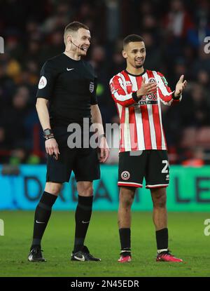 Sheffield, England, 7. Februar 2023. Iliman Ndiaye aus Sheffield Utd und Schiedsrichter Leigh Doughty während des FA-Cup-Spiels in Bramall Lane, Sheffield. Das Bild sollte lauten: Simon Bellis/Sportimage Stockfoto