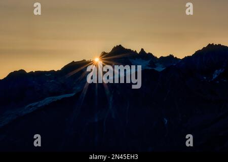 Hohe Alpenlandschaft mit Bergen und Kämmen der Auvergne-Rhône-Alpen, Sonnenaufgang nahe dem Gipfel der Aiguille du Tour, von Le Brevent aus gesehen. Stockfoto
