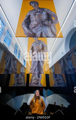 London, Großbritannien. 8. Februar 2023. Donatello: Skulptur der Renaissance in der Sainsbury Gallery im Victoria and Albert Museum. Es ist die erste große Ausstellung in Großbritannien, auf der seine Talente untersucht wurden. Es besteht aus rund 130 Objekten, einschließlich der wichtigsten Werke des Meisters selbst, ausgewählten Werken von Donatellos Zeitgenossen und einer erheblichen Anzahl von Objekten aus den V&A-eigenen Sammlungen - einschließlich der umfangreichsten Bestände an italienischer Renaissance-Skulptur außerhalb Italiens. Kredit: Guy Bell/Alamy Live News Stockfoto