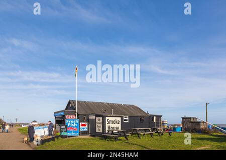 Fischhändler Huts in Aldeburgh in Suffolk an einem klaren Februar Morgen Stockfoto