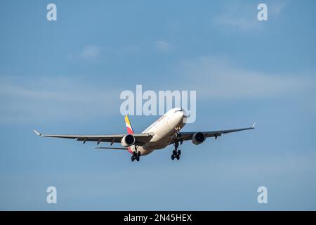 Weiß, rot und gelb Iberia airbus A330-302 A333 mit der Zulassungsnummer EC-MAA und abgesenktem Fahrwerk für die Landung am Flughafen Barajas, Madrid. Stockfoto