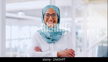 Muslimische Geschäftsfrau, Lächeln und Seniorenporträt für Motivation des Managements, Zufriedenheit der Mitarbeiter und positive Zielvorstellungen. Islamischer Anführer, erfolg des ceo Stockfoto
