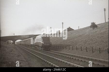 LNER A4 Klasse 4-6-2 Dampflokomotive Nr.2509 „Silver Link“ transportiert 1939 einen Expresszug Stockfoto