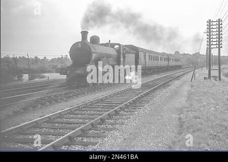 Ehemals Great Northern Railway 4-4-2 Atlantic No. 949 als LNER-Klasse C2 No. 3949 in einem Personenzug in den 1930er Jahren Stockfoto