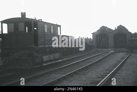 Ehemalige Straßenbahnlokomotive der Great Eastern Railway als LNER J70 in Wisbech Shed auf der Wisbech und Upwell Tramway in den 1930er Jahren Stockfoto