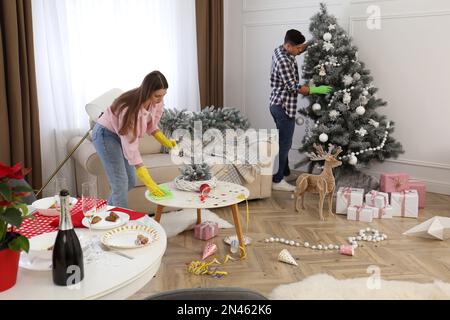 Ein paar Putzfrauen nach der Silvesterparty Stockfoto