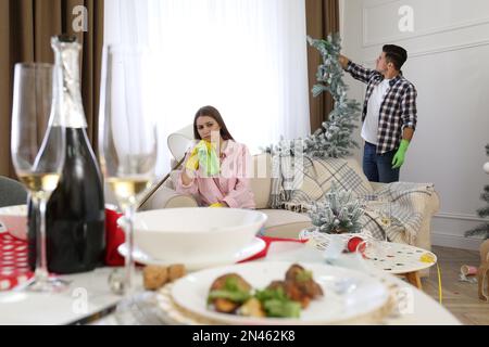 Ein paar Putzfrauen nach der Silvesterparty Stockfoto