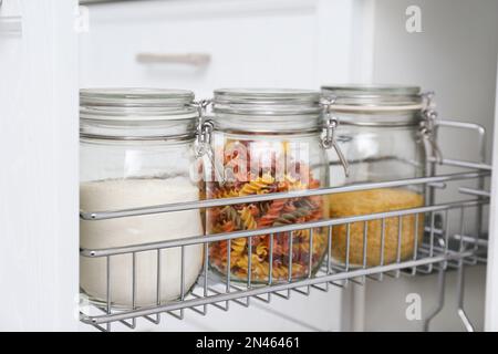 Schublade öffnen mit Gläsern mit Essen in der Küche, schließen Stockfoto