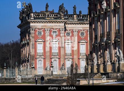 Potsdam, Deutschland. 08. Februar 2023. Im Park Sanssouci vor dem Neuen Palais sind Wanderer und Sportler im Sonnenschein und am blauen Himmel unterwegs. Auch in den nächsten Tagen bleibt es sonnig, aber mit Minustemperaturen in der Nacht. Kredit: Jens Kalaene/dpa/Alamy Live News Stockfoto