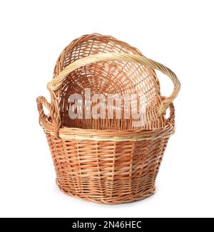 Zwei dekorative Korbkörbe auf weißem Hintergrund Stockfoto