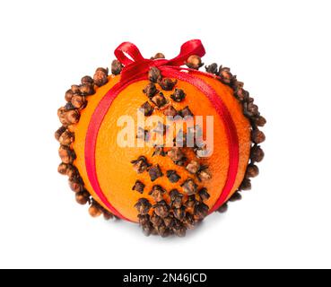 Pomanderball mit rotem Band aus frischer Mandarine und Nelken isoliert auf weiß Stockfoto