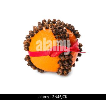 Pomanderball mit rotem Band aus frischer Mandarine und Nelken isoliert auf weiß Stockfoto