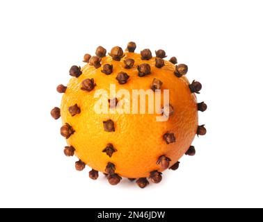 Pomander-Ball aus frischer Mandarine und Nelken isoliert auf weiß Stockfoto