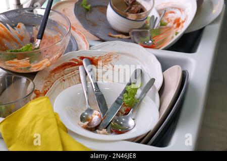 Dreckiges Geschirr im Waschbecken nach der Silvesterparty Stockfoto