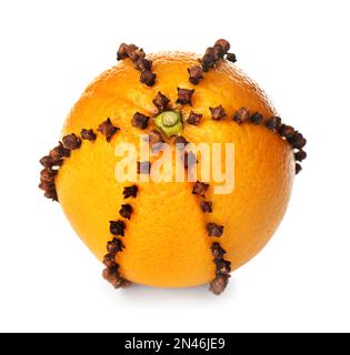Pomander-Ball aus frischem Orange und Nelken auf weiß isoliert Stockfoto