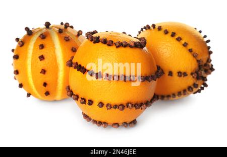 Pomander-Kugeln aus frischen Orangen und Nelken auf weißem Hintergrund Stockfoto