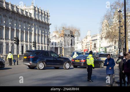 London, Vereinigtes Königreich - 8. Februar 2023: Fahrzeuge mit Präsident Volodymyr Zelensky, während er seinen ersten Besuch im Vereinigten Königreich seit der russischen Invasion unternimmt. Kredit: Sinai Noor/Alamy Live News Stockfoto