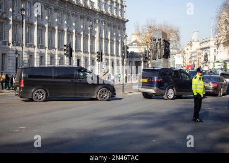 London, Vereinigtes Königreich - 8. Februar 2023: Fahrzeuge mit Präsident Volodymyr Zelensky, während er seinen ersten Besuch im Vereinigten Königreich seit der russischen Invasion unternimmt. Kredit: Sinai Noor/Alamy Live News Stockfoto