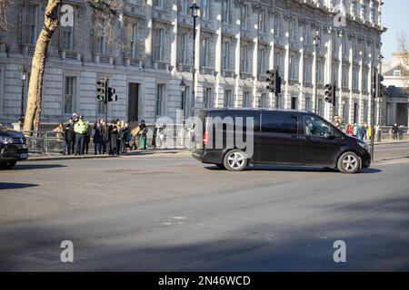 London, Vereinigtes Königreich - 8. Februar 2023: Fahrzeuge mit Präsident Volodymyr Zelensky, während er seinen ersten Besuch im Vereinigten Königreich seit der russischen Invasion unternimmt. Kredit: Sinai Noor/Alamy Live News Stockfoto