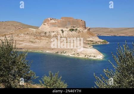 Necm Castle befindet sich am Ufer des Euphrates. Das Schloss wurde im 100. Jahr vor Christus erbaut. Manbij, Syrien. Stockfoto