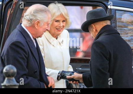 London, Großbritannien. 08. Februar 2023. Ihre Majestäten König Charles und Camilla, die königliche Gemahlin, im Altab Ali Park in Whitechapel, East London. Sie treffen sich mit Mitgliedern der Gemeinschaft, die in die Anti-Rassismus-Bewegung der 60s und 70s Jahre involviert waren, sprechen mit jungen Menschen am Shaheed Minar Monument und Pflanzen eine Dodoens Elm zusammen, um Altab Ali zu gedenken. Kredit: Imageplotter/Alamy Live News Stockfoto