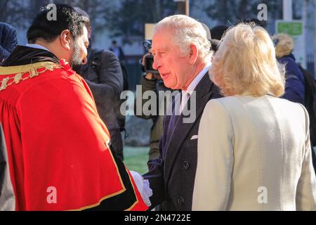 London, Großbritannien. 08. Februar 2023. Ihre Majestäten König Charles und Camilla, die königliche Gemahlin, im Altab Ali Park in Whitechapel, East London. Sie treffen sich mit Mitgliedern der Gemeinschaft, die in die Anti-Rassismus-Bewegung der 60s und 70s Jahre involviert waren, sprechen mit jungen Menschen am Shaheed Minar Monument und Pflanzen eine Dodoens Elm zusammen, um Altab Ali zu gedenken. Kredit: Imageplotter/Alamy Live News Stockfoto