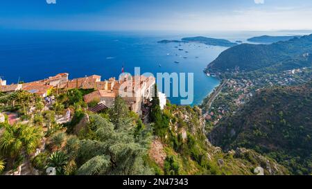 Das auf einem Hügel gelegene Dorf Eze mit seinem exotischen Garten und Blick auf das Mittelmeer. Alpes-Maritimes (06), Französische Riviera, Frankreich Stockfoto