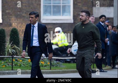 UK. 08. Februar 2023. Ukrainischer Präsident Volodymyr Zelensky vor der Downing Street 10, London, UK, am 8. Februar 2023 im Vorfeld eines bilateralen Treffens mit Premierminister Rishi Sunak während seines ersten Besuchs im Vereinigten Königreich seit der russischen Invasion in der Ukraine. :Claire Doherty/Sipa USA Kredit: SIPA USA/Alamy Live News Stockfoto