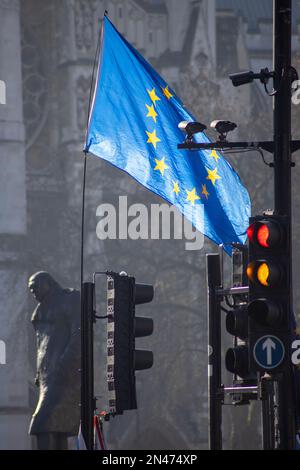 London, UK - Februar 8. 2023: Demonstranten gegen den Brexit fahren vor dem Parliament Square unter EU-Flagge, während Präsident Volodymyr Zelensky seinen ersten Besuch im Vereinigten Königreich seit der russischen Invasion unternimmt. Kredit: Sinai Noor/Alamy Live News (nur redaktionelle Verwendung) Stockfoto