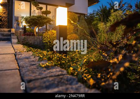 LED-Leuchtpfosten im Garten im Freien. Wohnbeleuchtung bei Nacht. Stockfoto