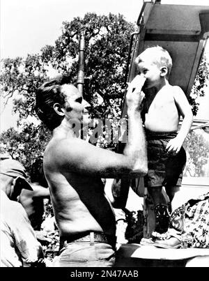 CHARLTON HESTON und sein Sohn FRASER HESTON an Drehort bei der Drehung DES GROSSEN COUNTRY 1958 Regisseurs WILLIAM WYLER Roman Donald Hamilton Musik Jerome Moross Produzenten Gregory Peck und William Wyler Anthony - Worldwide Productions / United Artists Stockfoto