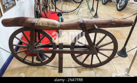 Motorradmuseum, Tiradentes, Brasilien: Nachbildung eines der ersten Fahrräder der Welt. Stockfoto