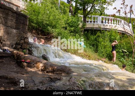 Pyatigorsk, Russland - 10. Mai 2022: Frauen baden in einer thermischen Mineralquelle am Hang des Mashuk, Pyatigorsk Stockfoto